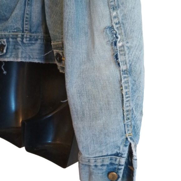 VINTAGE/ retro distressed Lee jean jacket. See measurements. Couple stains. - Picture 7 of 16